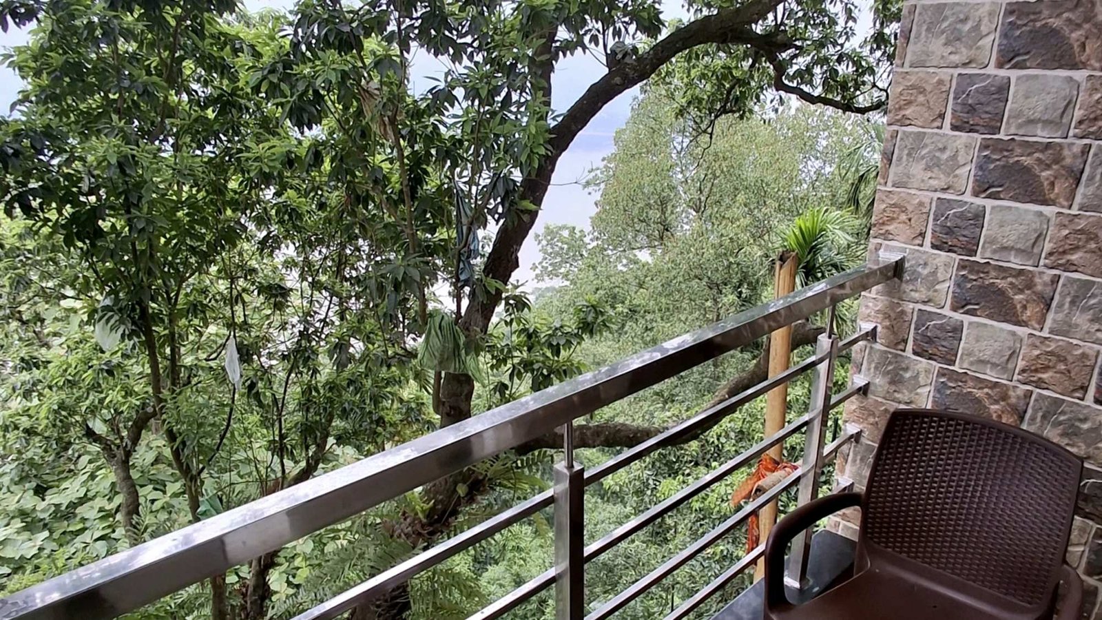 A private balcony at Kamagiri Nivas, opening straight into the treetops